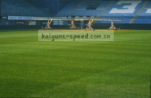 篮筐下红蓝球衣交错争抢